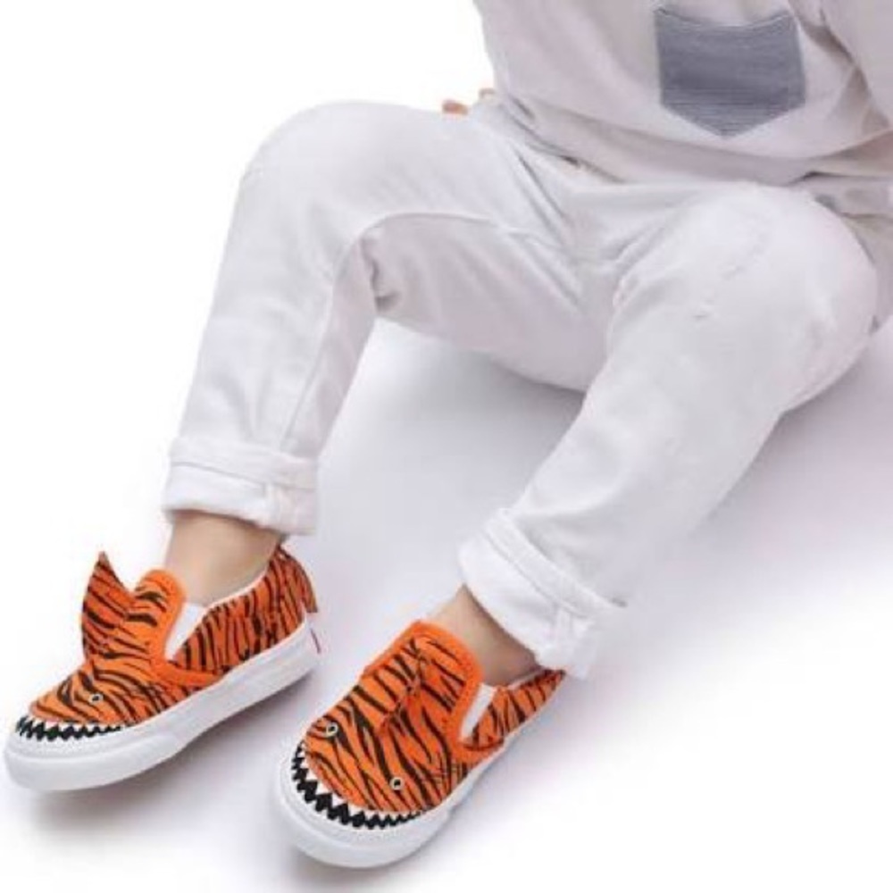 ✔️ #64 New with tags Vans V tiger shark slip on sneakers